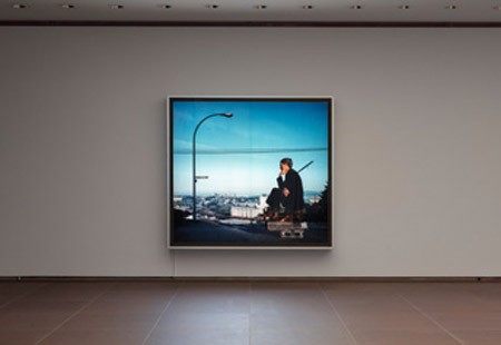 Jeff Wall, The Thinker, 1986. Courtesy the artist. Ausstellungsansicht. Foto: Philipp Ottendörfer