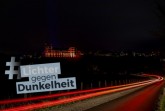 Die beleuchtete Wewelsburg beim ersten bundesweiten Beleuchtungs-Flashmob aller Gedenkstätten am Internationalen Tag des Gedenkens an die Opfer des Holocaust am 27. Januar 2020 (Foto: Lina Loos ©Kreismuseum Wewelsburg)
