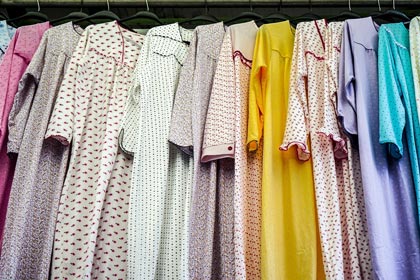 Ob aus Frottee oder Seide, als Nachthemd oder Schlafanzug - für jeden Geschmack gibt es den passenden "Nachtpolter". Foto: Pixabay