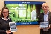 Laden zu den digitalen Formaten im neuen Frühjahrssemester ein: (v.l.) Dr. Mariella Gronenthal (stellvertretende Leitung, VHS) und Dr. Elmar Schnücker (Leiter, VHS).Foto: Stadt Gütersloh