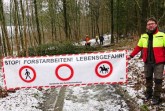 Förster Harald Gläser bittet die Besucher des „Kaiser-Wilhelm-Hain“ die Sperrhinweise zu beachten.