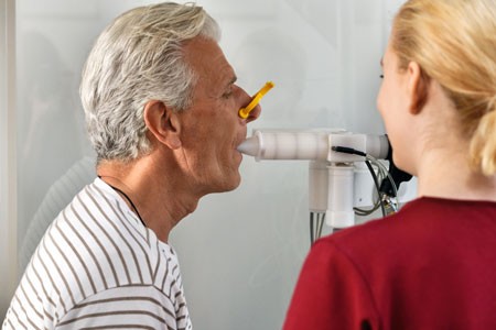 Der Lungenfunktionstest beim Pneumologen hilft, Asthma bronchiale zu erkennen. Foto: AOK/hfr.