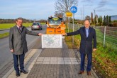 Teilen sich den Winterdienst für Radwege auf allen Hauptpendler-Routen auf – Bürgermeister Michael Dreier und Landrat Christoph Rüther. Im Hintergrund: Bastian Barisch vom Kreisstraßenbauamt mit einem Multicar. Foto: Kreis Paderborn, Michael Rüngeler