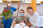 Heike Meinefeld, leitende Hebamme im EvKB und die glückliche junge Familie.