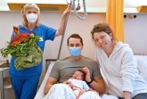 Heike Meinefeld, leitende Hebamme im EvKB und die glückliche junge Familie.