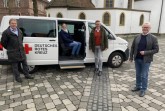 Unterstützung beim Termin für die Impfung gegen Corona für Seniorinnen und Senioren bietet die Stadt Rietberg in Kooperation mit dem Deutschen Roten Kreuz (DRK) an. Unter der zentralen Telefonnummer 986 306 können sich Senioren ab sofort melden. Das Foto zeigt (von links) Wilfried Dörhoff (Leiter der städtischen Abteilung Jugend, Soziales und Wohnen, Jennifer Wilhelmstroop (Leiterin des Sozialen Arbeitskreises beim DRK), Bürgermeister Andreas Sunder und DRK-Vorsitzenden Dieter Nowak. Foto: Stadt Rietberg