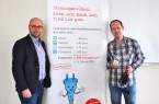 Fachbereichsleiter Michael Werner (links) und Projektleiter Maksim Boschmann freuen sich, dass der Stromspar-Check auch trotz Corona dabei hilft, die Belastungen einkommensschwacher Haushalte zu reduzieren. Foto: Kreis Höxter