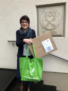 Damit alle Familien ihr Willkommenspaket erhalten, werden in der Familienstelle für die restlichen 50 Geburten aus dem Jahr 2020 gerade fleißig Pakete gepackt, Foto: Stadt Rahden