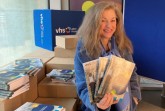 Die Leiterin der Volkshochschule Paderborn, Petra Hensel-Stolz, zeigt das neue VHS-Programm. Anmelden können sich Interessierte ab 18. Januar. Foto: Kreis Paderborn