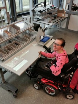 Alina Lipsevers am DIAZ Assistenzsystem. Foto: wertkreis Gütersloh