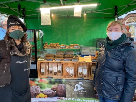 Daniela Maria Kriegel (links) und Caroline Peters informieren am Freitag auf dem Wochenmarkt über glutenfreie Backwaren. Foto: Stadt Rietberg 