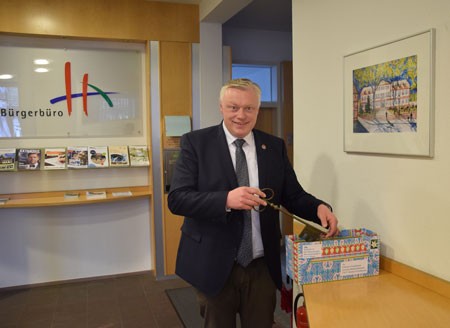 Stadt Höxter Bürgermeister Daniel Hartmann beim Versenden des Rathausschlüssels.