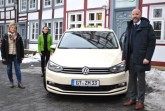 Impftaxi-Fahrten für Bedürftige: Die Bürgerstiftung Gütersloh stellt dafür 15.000 Euro zur Verfügung. Henning Matthes, Sozialdezernent der Stadt Gütersloh, dankt Brigitte Büscher und Katrin Meyer von der Bürgerstiftung für diese Unterstützung.Foto:Stadt Gütersloh