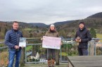 Marie Drawe (Mitte) überreicht den symbolischen Spendenscheck an Klaus  Hansen (links) und Benjamin Aschmann (rechts) von der Adlerwarte Berlebeck. Foto: Stadt Detmold