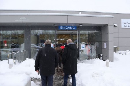 Die ersten Impflinge trafen am Impfzentrum ein und warteten auf den Einlass. Foto: Kreis Gütersloh