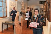 v. l.: Bürgermeister Theo Mettenborg hat den Audioguide im Museum sofort mit seinem Smartphone ausprobiert und war begeistert. Ebenso freuen sich Stiftungsvorsitzender Arnold Bergmann und Museumsleiterin Christiane Hoffmann über die neue Technik. Foto: Wiedenbrücker Schule