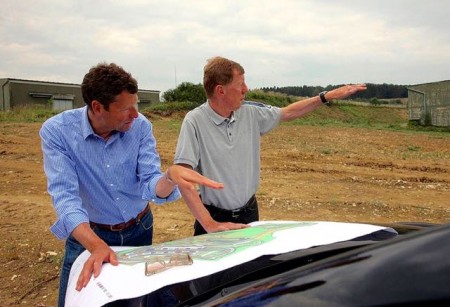 Für die optimale Kurvenplanung: Marcus Graf von Oeynhausen-Sierstorpff mit Rallyeprofi Walter Röhrl bei der Projektentwicklung des Bilster Berg