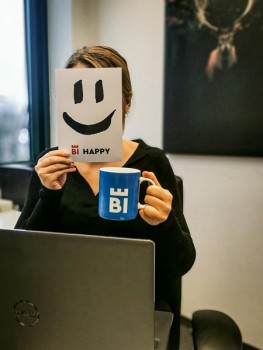 „Zum Kaffee gibt's eine ‚BIE Happy Karte‘ als Gute-Laune-Tarnung für die nächste Videokonferenz.“ Foto: Bielefeld Marketing