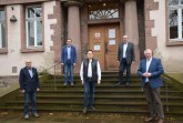 Freuen sich auf eine gute Zusammenarbeit: (v.l.) Georg Beverungen (Abteilungsleiter Hochbau- und Gebäudemanagement), Sven Schafer (Gebäudemanagement), Daniel Zarnitz (Pächter), Volker Rodermund (Abteilungsleiter Wirtschaftsförderung) und Bürgermeister Daniel Hartmann