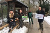 Vor dem neuen Besucherunterstand am alten Wolfgehege (v.l.):
Sarah Jonek (Fotografin), Herbert Linnemann (Tierparkleiter),
Tierpflegerin Andrea Günnemann und Stadtwerke-Geschäftsführer Martin Uekmann. Foto: Yvonne Liebold