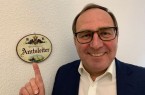 Kaiserlich und königlich ist hier nur das Schild. Rainer Venhaus entdeckte es vor Jahren in einem österreichischen Antikgeschäft und hängte es in seinem Büro auf.Foto:Stadt Gütersloh