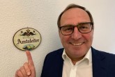 Kaiserlich und königlich ist hier nur das Schild. Rainer Venhaus entdeckte es vor Jahren in einem österreichischen Antikgeschäft und hängte es in seinem Büro auf.Foto:Stadt Gütersloh