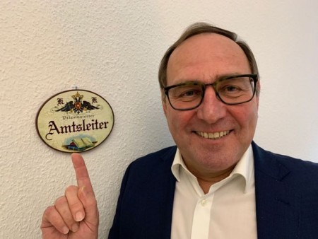 Kaiserlich und königlich ist hier nur das Schild. Rainer Venhaus entdeckte es vor Jahren in einem österreichischen Antikgeschäft und hängte es in seinem Büro auf.Foto:Stadt Gütersloh