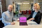 Consultant und Soziologe Jannik Bebermeier sowie Geschäftsführerin Sarah Niesel präsentieren am Tablet das PinkPaper Vol. 1. Foto: Ankerkopf GmbH