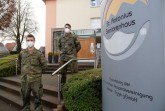 Jonas Bremm und Thorsten Diekmann, Bundeswehr-Soldaten des in Höxter stationierten ABC-Abwehrbataillons helfen bei der Durchführung der Schnelltests im St. Antonius Seniorenhaus der KHWE.