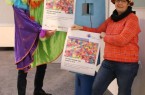 Bürgermeister Theo Mettenborg und Esther Hartmann vom Stadtfamilienzentrum der Caritas sind von der Zuhause-Edition des Karnevals überzeugt und laden alle Familien herzlich ein, beim Karneval Zuhause mitzumachen. Foto: Stadt Rheda-Wiedenbrück
