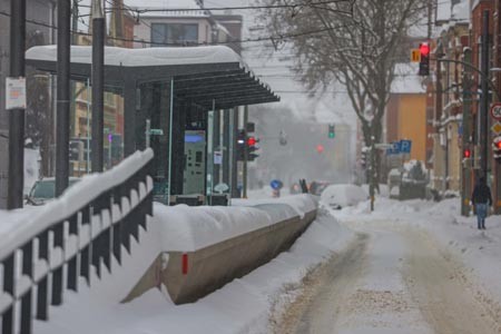 Die Haltestelle in der Marktstraße ist zugeschneit. Foto: Sarah Jonek