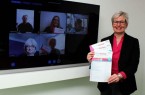 Die Vorbereitungsgruppe hat die Veranstaltungen des Frauenkalenders 2021 digital geplant: Auf dem Bildschirm zugeschaltet sind (v.l. oben) Angela Droste (LWL-Klinikum Gütersloh, Referat für Chancengleichheit), Anja Toppmöller (CDU-Frauen-Union Gütersloh), Bettina Müller-Maiweg (Arbeitslosenselbsthilfe/ASH), (v.l. unten) Ines Böhm (Bündnis 90/Die Grünen Gütersloh) und Dr. Susanne Kohlmeyer (Arbeitslosenselbsthilfe/ASH), den Frauenkalender zeigt Inge Trame (rechts; Gleichstellungsbeauftragte der Stadt Gütersloh).