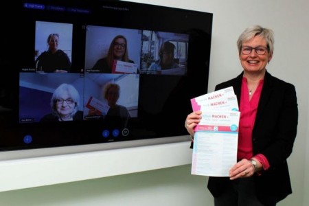 Die Vorbereitungsgruppe hat die Veranstaltungen des Frauenkalenders 2021 digital geplant: Auf dem Bildschirm zugeschaltet sind (v.l. oben) Angela Droste (LWL-Klinikum Gütersloh, Referat für Chancengleichheit), Anja Toppmöller (CDU-Frauen-Union Gütersloh), Bettina Müller-Maiweg (Arbeitslosenselbsthilfe/ASH), (v.l. unten) Ines Böhm (Bündnis 90/Die Grünen Gütersloh) und Dr. Susanne Kohlmeyer (Arbeitslosenselbsthilfe/ASH), den Frauenkalender zeigt Inge Trame (rechts; Gleichstellungsbeauftragte der Stadt Gütersloh).