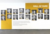Foto (Universität Paderborn, Adelheid Rutenburges): Die 16 Porträts der Eröffnungsreihe der Hall of Fame der Fakultät für Wirtschaftswissenschaften.