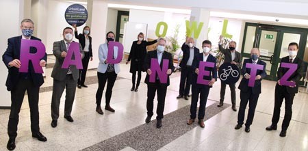 Auf dem Bild von links nach rechts: Landrat Dr. h.c. Sven-Georg Adenauer, Kreis Gütersloh | Landrat Dr. Axel Lehmann, Kreis Lippe | Annette Nothnagel, OWL GmbH | Landrätin Anna Katharina Bölling, Kreis Minden-Lübbecke | Regierungspräsiden-tin Judith Pirscher, Bezirksregierung Detmold | Landrat Jürgen Müller, Kreis Herford | Oberbürgermeister Pit Clausen, Stadt Bielefeld | Landrat Michael Stickeln, Kreis Höxter | Herbert Weber, OWL GmbH | Landrat Christoph Rüther, Kreis Paderborn | Dr. Martin Klein, Landeskreistag NRW Foto: BezRegDt, Mosek