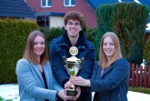 Natürlich gab's einen Pokal für Vanessa, Marvin und Carina Otterpohl (v.l.), die Gewinner der 1. Bielefelder Schneemann-Meisterschaft.Bild: Bielefeld Marketing