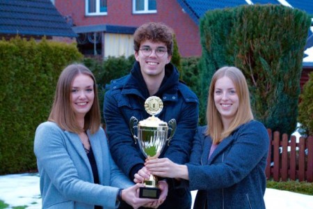 Natürlich gab's einen Pokal für Vanessa, Marvin und Carina Otterpohl (v.l.), die Gewinner der 1. Bielefelder Schneemann-Meisterschaft.Bild: Bielefeld Marketing 