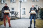 Regina Homeyer (l.), Gleichstellungsbeauftragte der Stadt Detmold, und Renate Berger, Leiterin des Jugendamtes der Stadt Detmold, mit der Neuauflage der Broschüre „Trennung – Scheidung – Allein erziehend“. Foto: Stadt Detmold