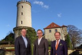 Michael Mainz (v.l.), Geschäftsführer der Weckbacher Sicherheitssysteme GmbH, Baris Alev, Leiter der neuen Weckbacher-Niederlassung Ostwestfalen-Lippe, sowie Dirk Rutenhofer, Geschäftsführer der Weckbacher Sicherheitssysteme GmbH, freuen sich über die Eröffnung der Niederlassung mitten im Herzen Bielefelds. Foto: Jan Heinze