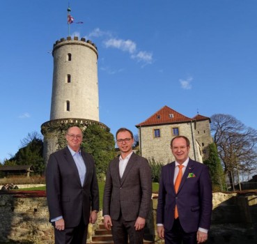 Michael Mainz (v.l.), Geschäftsführer der Weckbacher Sicherheitssysteme GmbH, Baris Alev, Leiter der neuen Weckbacher-Niederlassung Ostwestfalen-Lippe, sowie Dirk Rutenhofer, Geschäftsführer der Weckbacher Sicherheitssysteme GmbH, freuen sich über die Eröffnung der Niederlassung mitten im Herzen Bielefelds. Foto: Jan Heinze