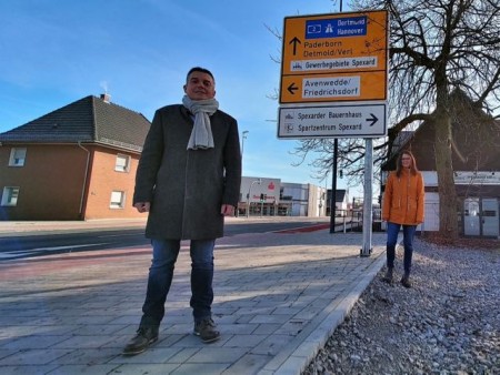 Die Vorsitzenden von Sportverein (Volker Stickling, links) und Heimatverein (Theresa Feldhans) sind mit der neuen Beschilderung an der Verler Straße sehr zufrieden. (Foto: C.Jansen)