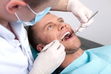 Wer regelmäßig zum Zahnarzt geht, kann durch den höheren Zuschuss von seiner Krankenkasse Geld sparen. Foto: AOK/hfr. 