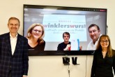 Online-Auszeichnung: In einer Videokonferenz gratulierten IHK-Präsident Wolf D. Meier-Scheuven (l.) und IHK-Hauptgeschäftsführerin Petra Pigerl-Radtke (r.) dem besten Azubi 2020 im Ausbildungsberuf E-Commerce-Kaufleute Phil Beckord (m.) und seiner Ausbilderin und Geschäftsführerin Teresa Winkler sowie Geschäftsführer Klaus Winkler von der winklerswurst GmbH & Co. KG. Foto: IHK