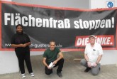 Gloria Strothmann, stellv. Sprecherin der Gruppe DIE LINKE im Kreistag und Aktivisten der  Basisgruppe Halle der LINKEN bei einer Aktion in Halle. Foto: DIE LINKE Kreisverband Gütersloh