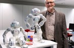 Bildungsgangleiter Dieter Rauchmann sieht die humanoiden Roboter als die perfekten Assistenten für die Pädagogen am Berufskolleg Kreis Höxter, um neue, attraktive pädagogische Themen einzuführen. Foto: Kreis Höxter