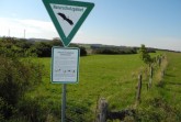 Für jeden deutlich sichtbar – hier beginnt ein Naturschutzgebiet. Wege dürfen nicht verlassen werden. Foto: Kreis Paderborn, Susanne Pöhler
