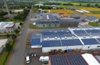 Dieses Luftbild aus dem Gewerbegebiet „Oberer Hilgenstock“ in Warburg zeigt eindrucksvoll, wie die Gebäudedächer von Unternehmen für Photovoltaikanlagen genutzt werden können. Foto: Stadt Warburg