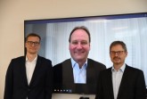 Präsentierten die Ergebnisse der IHK-Frühjahrskonjunkturumfrage für den Kreis Gütersloh online: IHK-Referatsleiter Arne Potthoff, der aus Gütersloh zugeschaltete IHK-Vizepräsident Dr. Markus Miele und IHK-Geschäftsführer Dr. Christoph von der Heiden (von links). Foto: IHK Ostwestfalen.