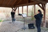 Heiko Röder, stellvertretender Musikschulleiter, freut sich mit Schülerin Lena im Grünen Klassenzimmer auf dem Gelände der Landesgartenschau Trompete üben zu können. Seit dieser Woche können die Schüler*innen auch wieder in den Räumen der Musikschule unterrichtet werden.Foto:© Stadt Paderborn