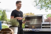 Die modulare Outdoor-Küche von Otto Wilde mit dem Gasgrill G32 und dem O.F.B.-Oberhitzegrill für höchsten Grillgenuss in gemütlicher Runde. (Foto: Otto Wilde Grillers)